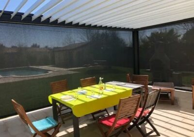 Pergola bioclimatique fermee par stores zip